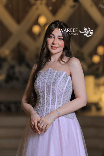 فستان سهرة من التول الفاخر بتصميم كورسيه مطرّز وبأ...