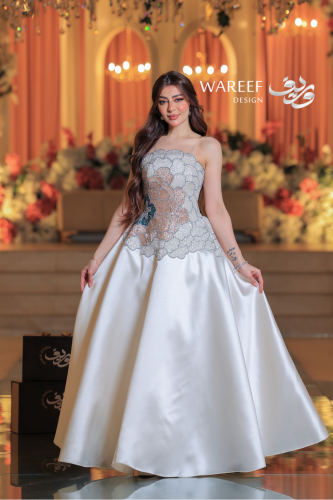 فستان سكري ساتان مع تطريز أزهار ملونة وربطات خلفية...