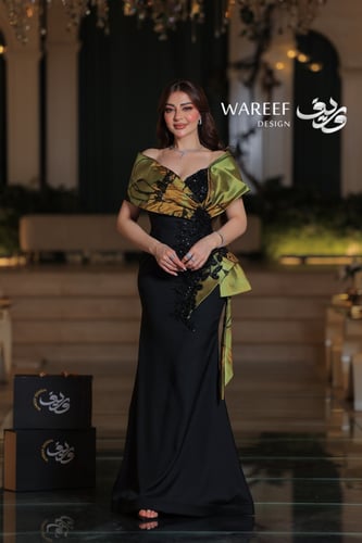 فستان أسود طويل بأكتاف ملفوفة من الأورغنزا الأخضر...