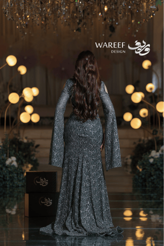 فستان سهرة أخضر فاخر بتطريز كثيف وأكمام منسدلة بتص...