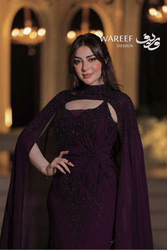 فستان بنفسجي بأكمام شفافة وجناح منفصل بتطريز لامع