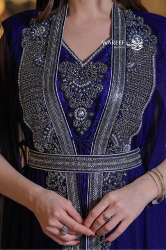 جلابية سهرة بتطريز فضي فاخر وكاب شفاف