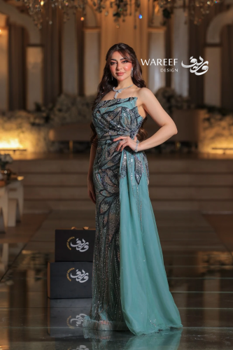 فستان مطرز بالوان مختلفه وذيل جانبي