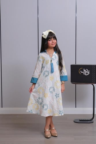 جلابية بناتي أوف وايت بنقشة زهور ولمسات تركواز