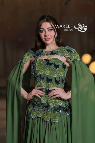 فستان سهرة أخضر ملكي بتطريز مخملي فاخر وتصميم مستو...