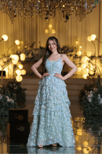 فستان سهرة أخضر فاتح بطبقات تول مطرزة وتصميم ستراب...