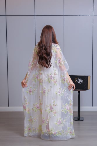 جلابية ناعمة باللون العاجي بتطريز زهري ناعم وطبقة...