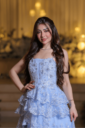 فستان سهرة أزرق فاتح بطبقات تول مطرزة وتصميم ستراب...