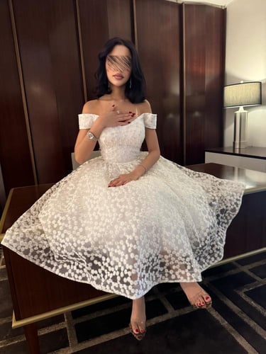 فستان قصير باللون الابيض اوف شولدر