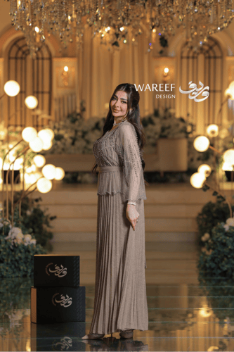 فستان سهرة بلون الشامبين بقصة طبقات وتنورة بليسيه