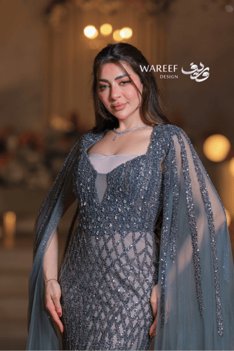 فستان سهرة رمادي ساحر مطرز بتفاصيل فاخرة وأكمام من...