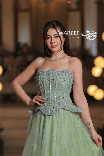 فستان سهرة أخضر فستقي بتطريز كريستالي وقصّة كورسيه...