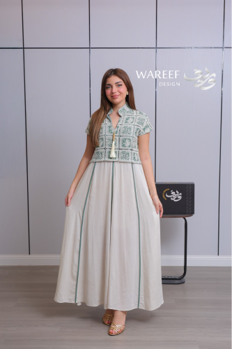 جلابية بيج بقصة طبقات وتطريز أخضر هندسي أنيق