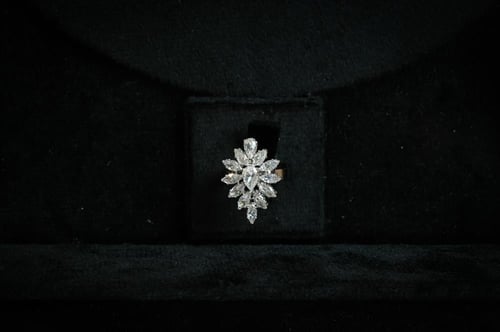 طقم زركون فضي بتصميم فخم متناسق من WAREEF