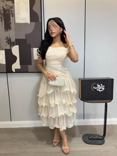فستان أوف وايت بطبقات شيفون وقصة كتف مكشوف