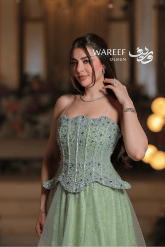 فستان سهرة أخضر فستقي بتطريز كريستالي وقصّة كورسيه...