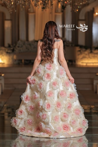 فستان بيج فاخر بزهور ثلاثية الابعاد