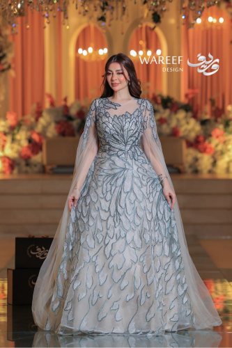 فستان طويل بتطريز يدوي تيفاني بتصميم أوراق متداخلة...