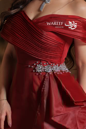 فستان نبيتي راقٍ بخصر مرصع وطيات أنيقة