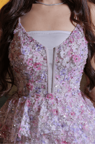 فستان سهرة وردي لؤلؤي بطبقات تول مزخرفة وقصة كورسي...