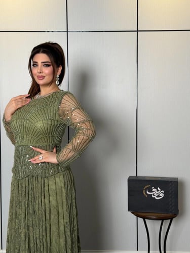فستان ناعم أخضر زيتوني بتطريز لؤلؤي فاخر وتنورة دا...