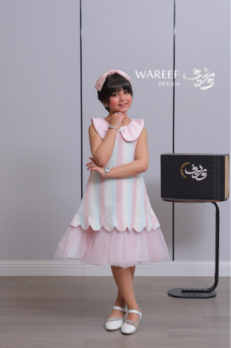 فستان بناتي وردي باستيل بطبقات تول وياقة بتصميم فر...