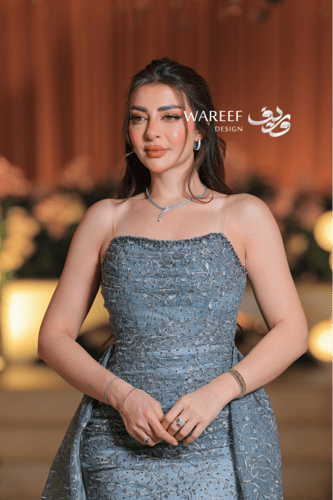 فستان سهرة أزرق سماوي فاخر بتطريز فضّي وقصّة أمامي...