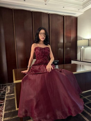 فستان سهره عودي مزين بالشك المورد