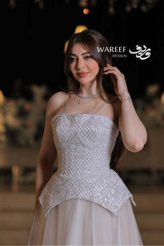 فستان سهرة طويل سكري بتطريزات فاخرة وتفاصيل تول نا...
