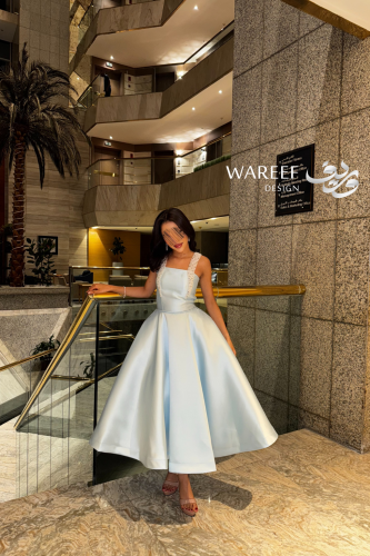 فستان سهرة كحلي طويل بخامة لاميه لامعة بتصميم A-Li...