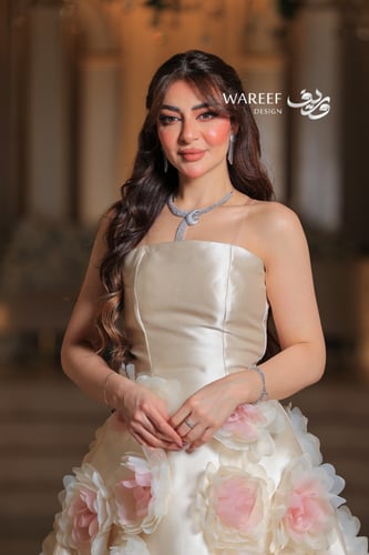 فستان بيج فاخر بزهور ثلاثية الابعاد