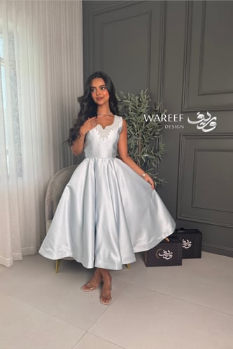 فستان ناعم باللون السماوي مزين بالفصوص