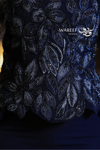 فستان سهرة كحلي فاخر بقصة حورية وتطريز أوراق لامعة...