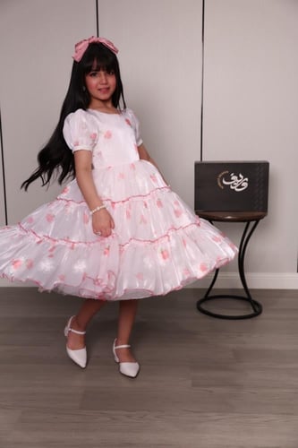فستان بناتي بطبقات ناعمة ونقوش زهرية راقية