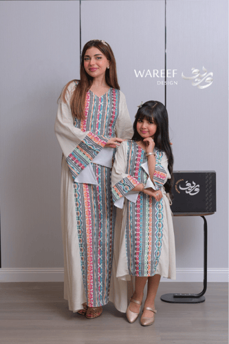 جلابية بناتي أوف وايت بنقشة تراثية ملونة