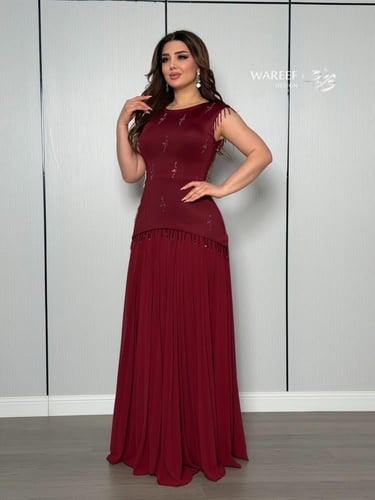 فستان خمري ناعم بقصّة أنيقة ولمسة تطريز خفيفة