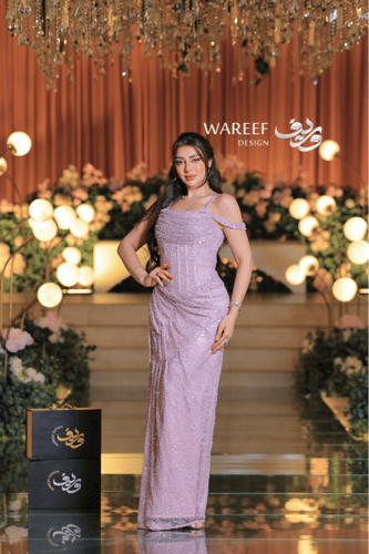 فستان سهرة موف فاتح بتطريز لؤلؤي ناعم وقصة درابية...