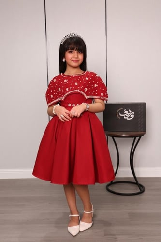 فستان بناتي ملكي بكاب مطرّز ولآلئ فاخرة