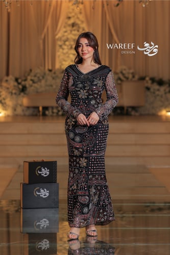 فستان اسود ضيق مزين بالتطريز الملون