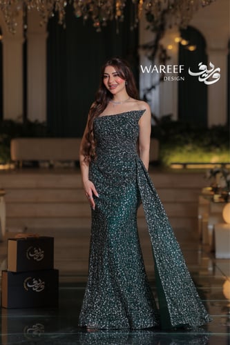 فستان سهرة أخضر زمردي كتف واحد تطريز فضي مع ذيل جا...