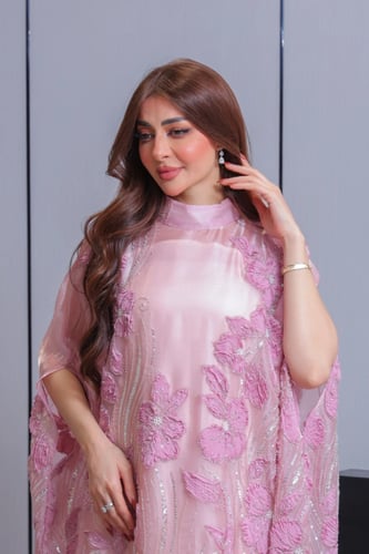 جلابية ناعمة وردية بتطريز زهري بارز وأكمام منسدلة...