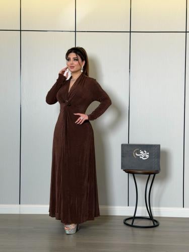 فستان ناعم بني شوكولاتة لامع بقصّة لفّ أنثوية وتفا...