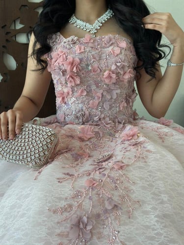فستان سهرة راقي بتطريز ورود