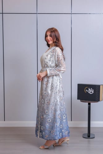 جلابية ناعمة باللون الفضي المزرق بتطريز فاخر ولمسة...