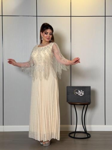 فستان ناعم عاجي فاخر بتطريز كريستالي وأكمام شيفون...