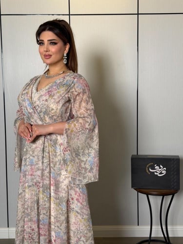 فستان ناعم فلورال ناعم بقصّة أميرة وأكمام شفافة أن...