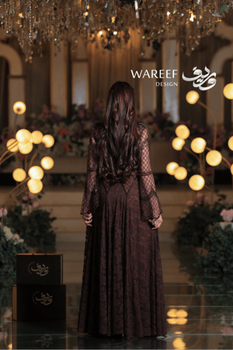 فستان سهرة بني داكن مطرّز بقماش شفاف وقصّة أنيقة م...