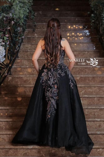 فستان سهره اسود مزين بالشك المشجر