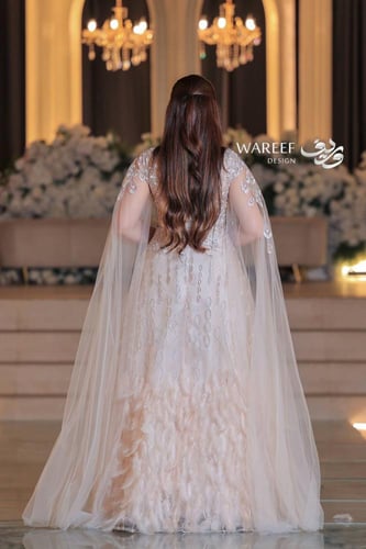 فستان سهرة بأكمام واسعة بيج بالريش والشك