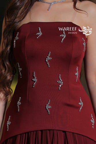 فستان سهرة عنابي بدون اكمام تنورة بليسيه صدر مطرز...